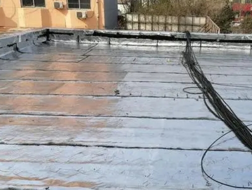 美兰卫生间漏水维修公司分享下美兰屋面楼顶防水刚性防水层施工要点。